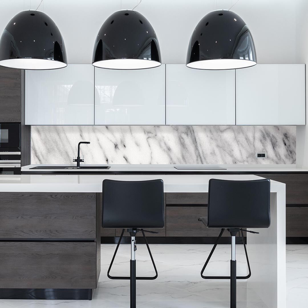 Kunstinjekeuken_keukenachterwand_spatscherm_Achterwand marmerprint wit