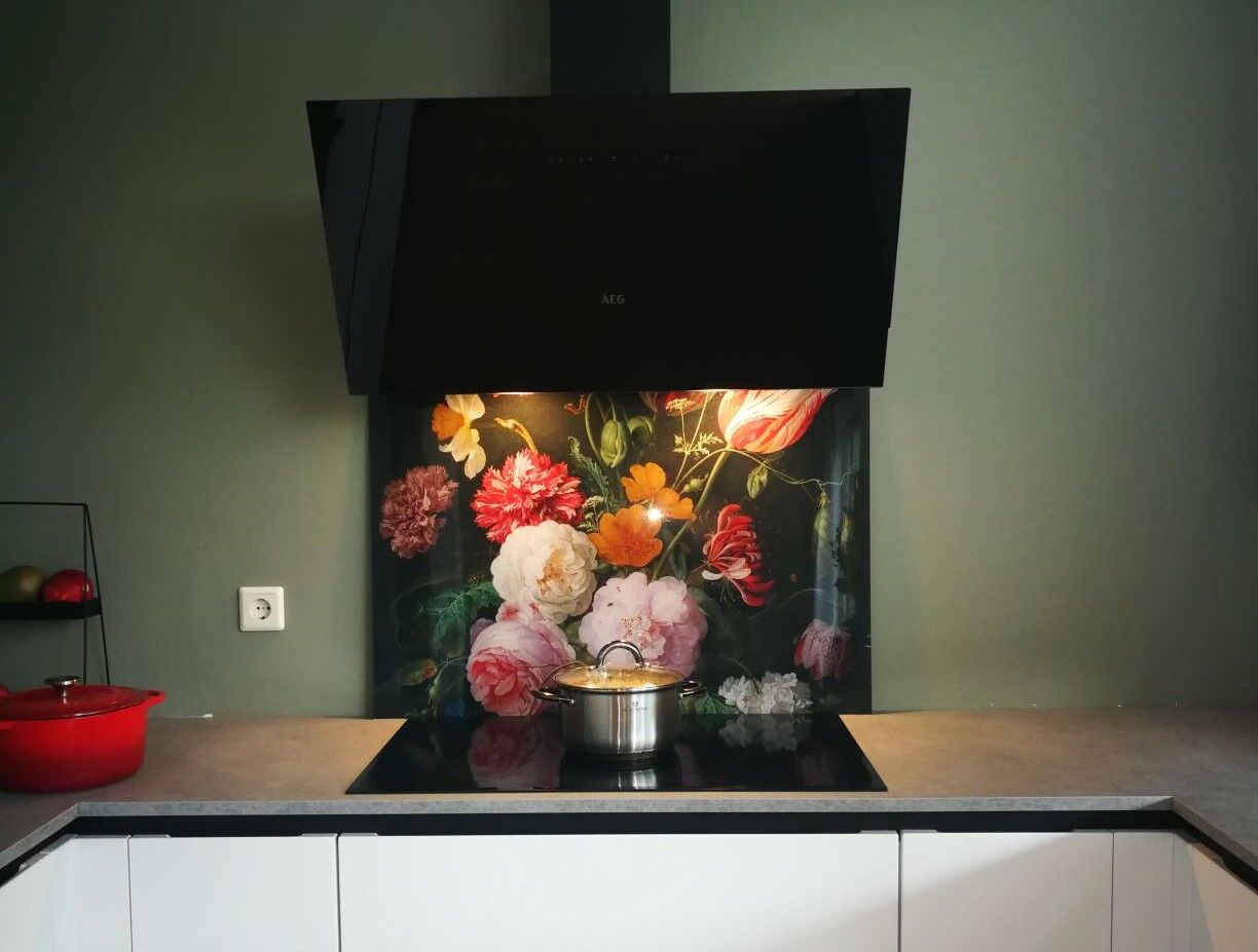 Achterwand met stilleven met bloemen