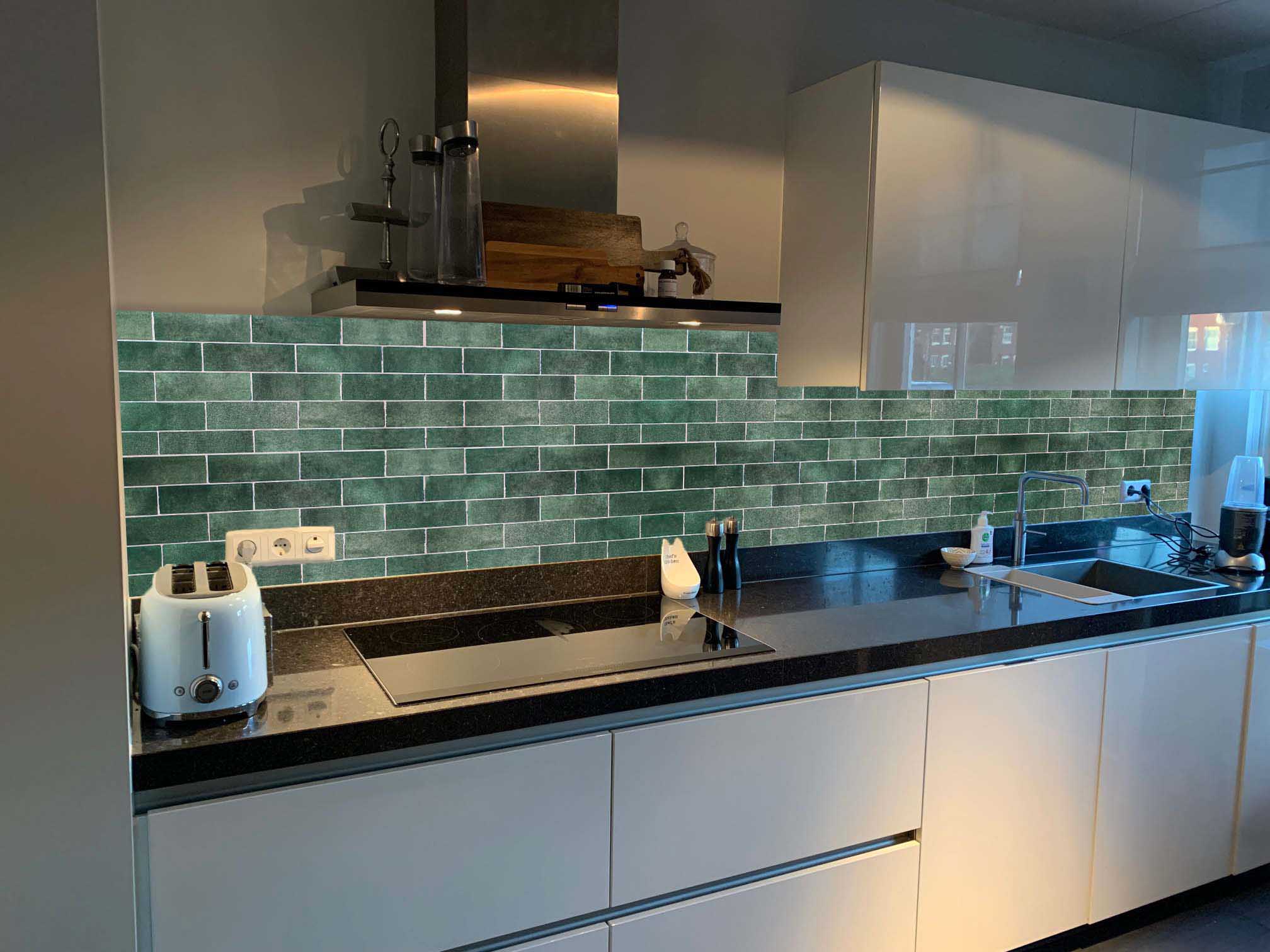 Kunstinjkeuken_keukenachterwand_spatscherm_zonderboren_groen_tegel_print