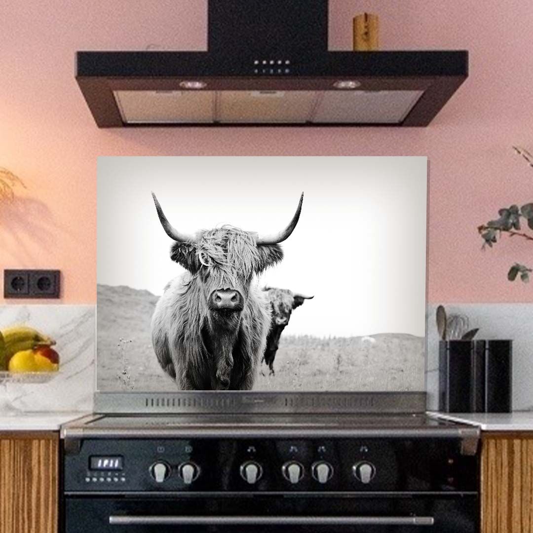 Kunstinjkeuken_keukenachterwand_spatscherm_zonderboren_Spatplaat_twee_Schotse_hooglanders_zwart-wit