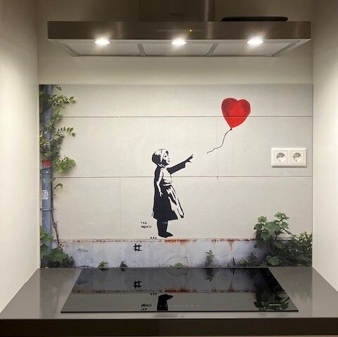 Spatscherm_keuken_Banksy_met_stopcontact