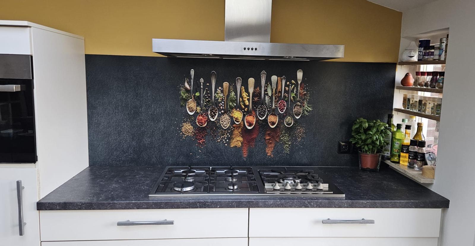 Achterwand_keuken_lepels_kruiden