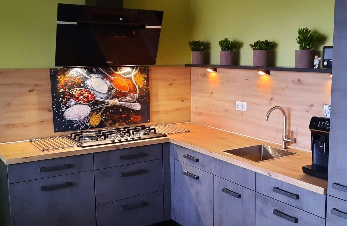 Spatplaat met lepels en kruiden