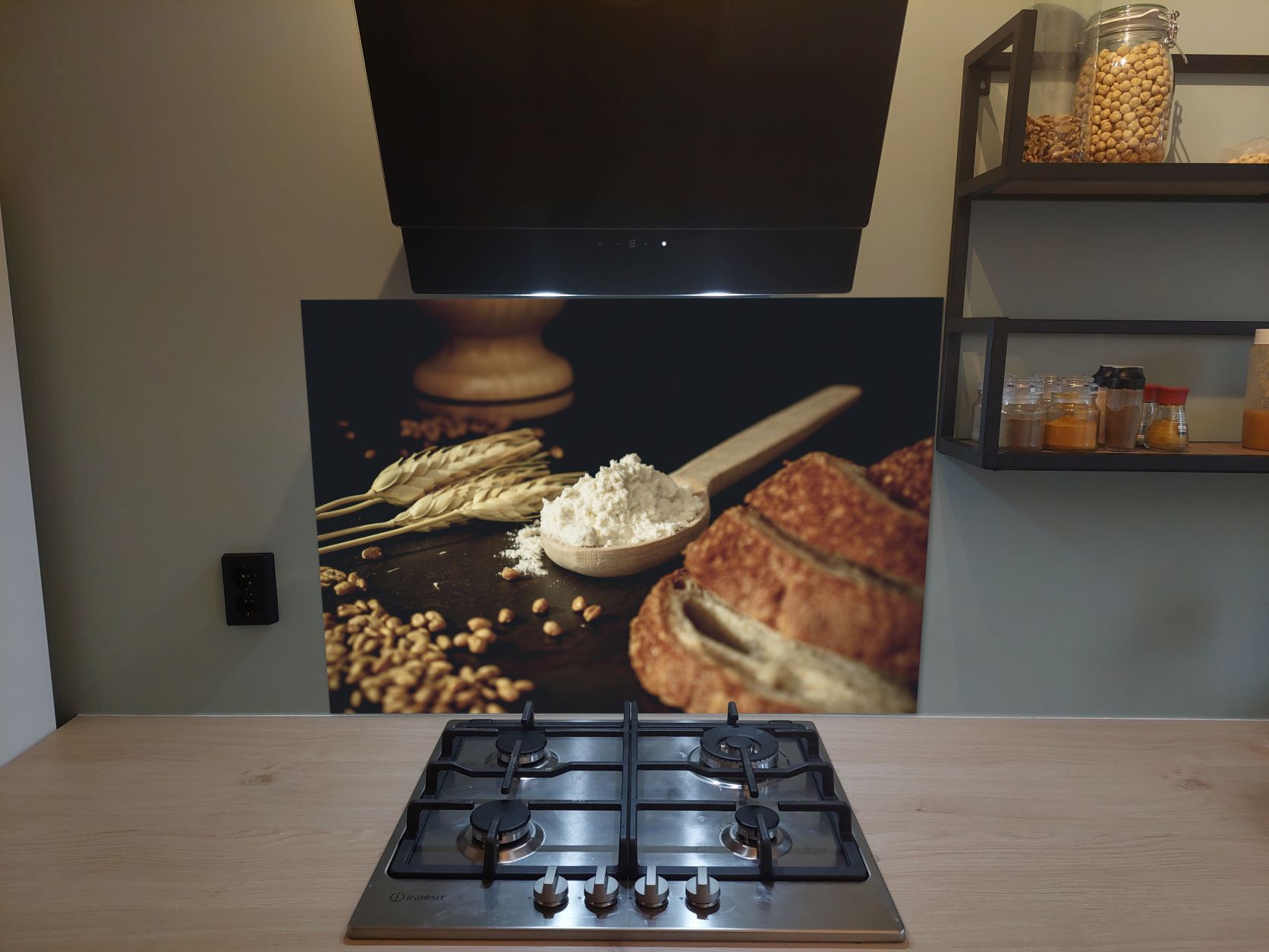 keuken_spatscherm_met_brood_en_granen