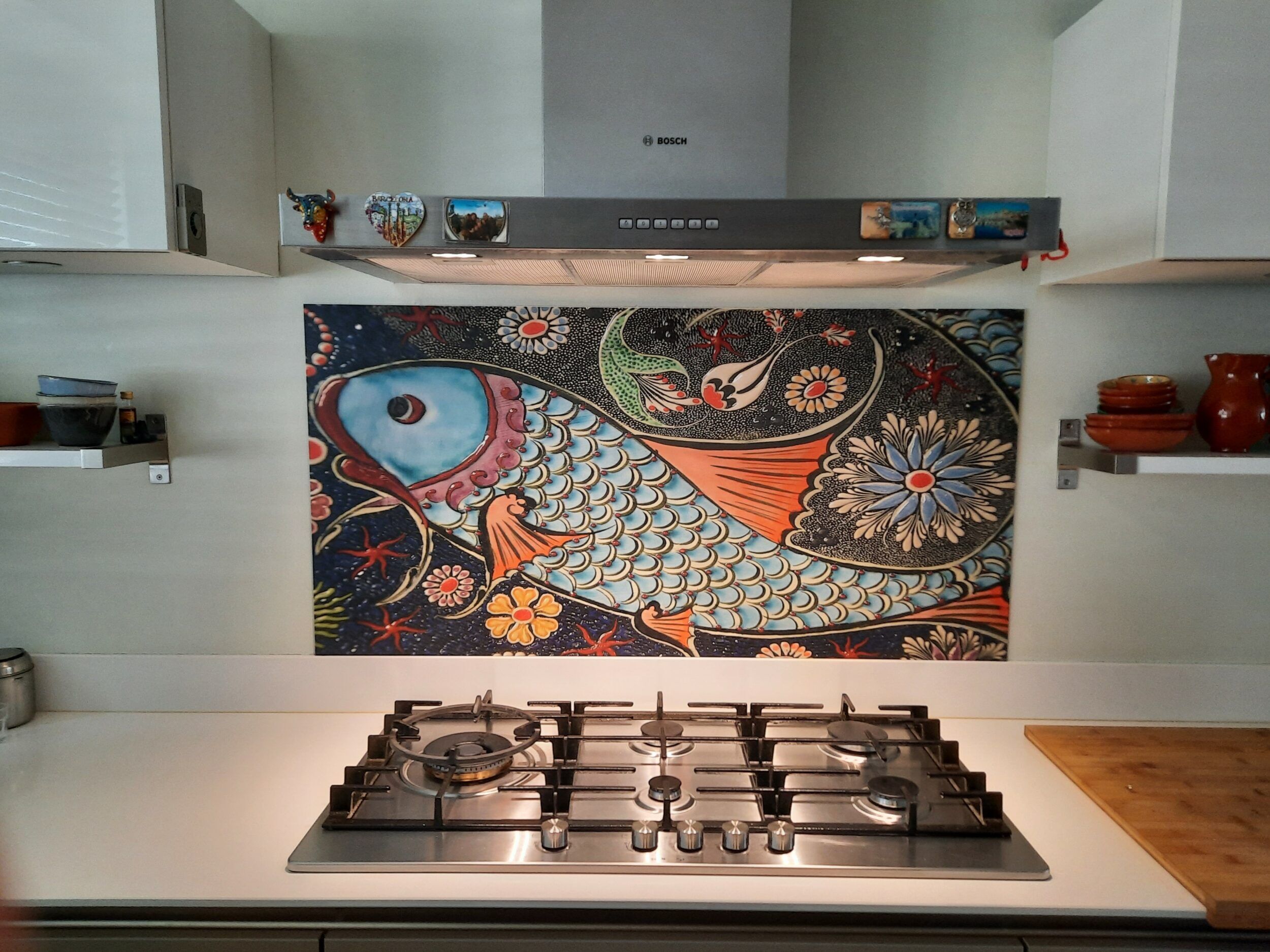 Kleurrijke backsplash met vis
