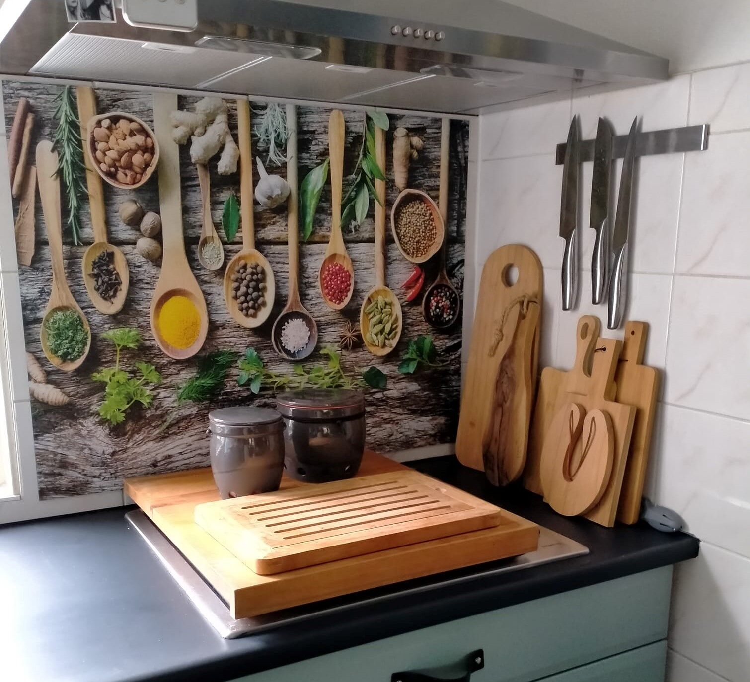 Backsplash met lepels, kruiden en hout