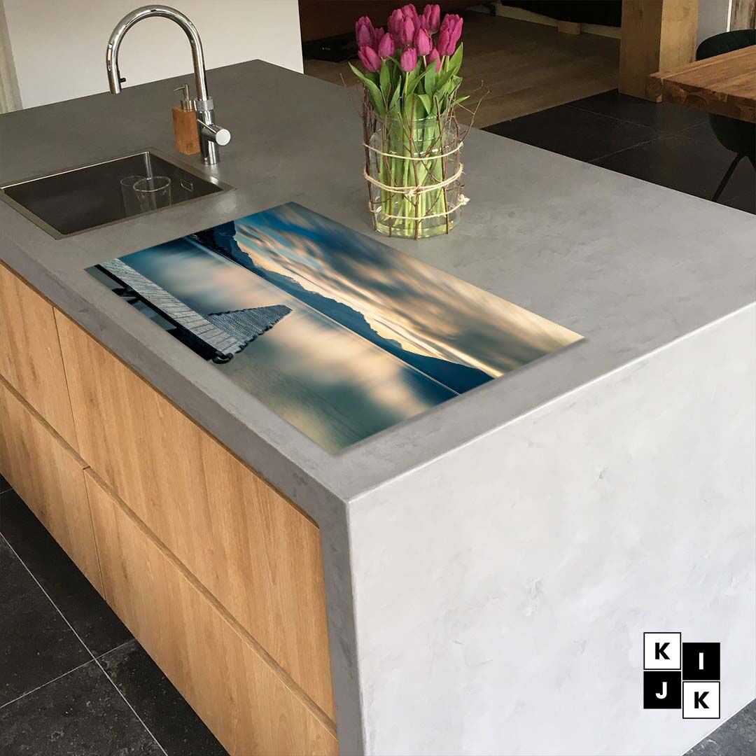 Inductiebeschermer-met-meer-bergen-steiger