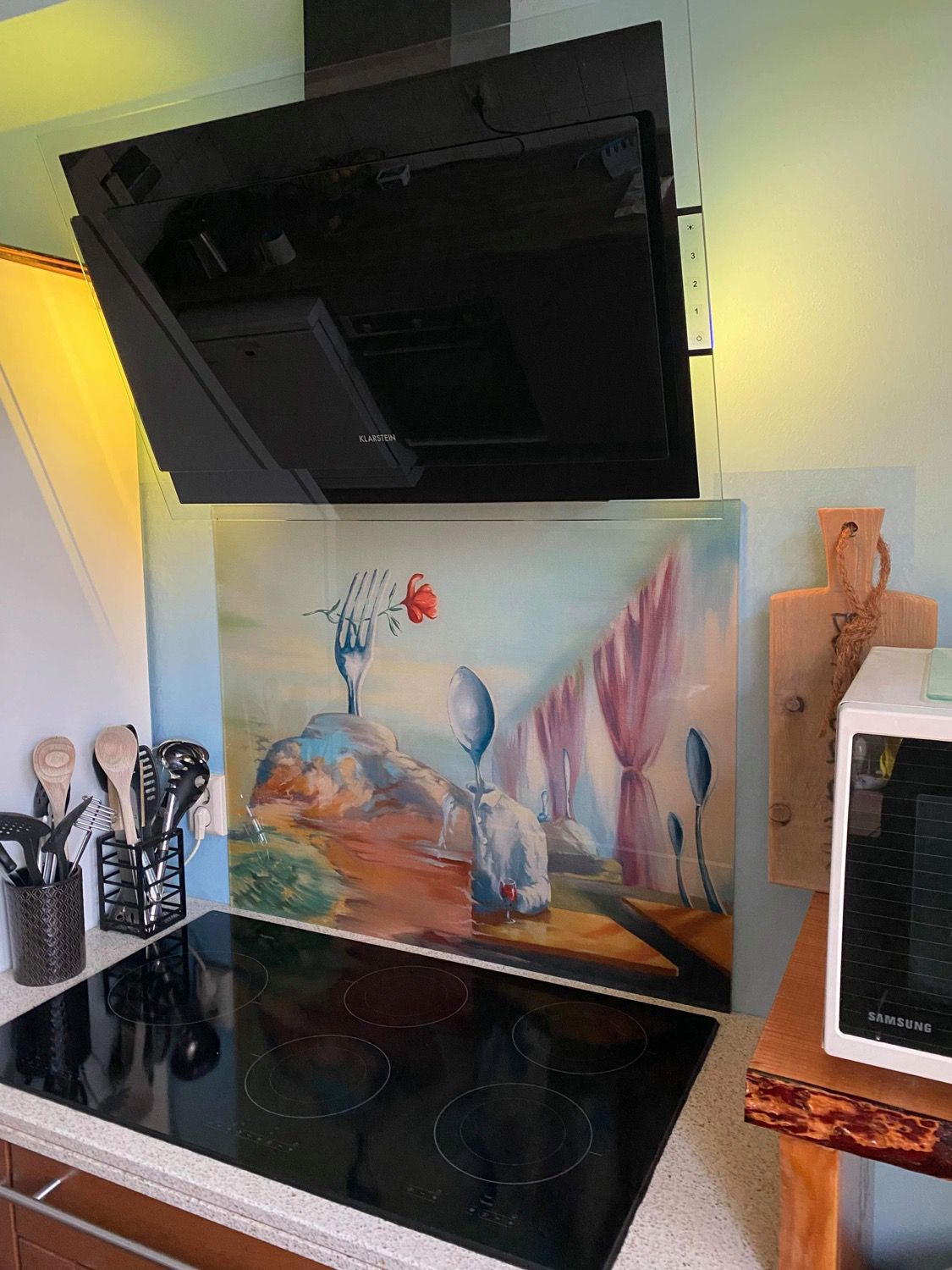 Backsplash met schilderij met lepels en vorken