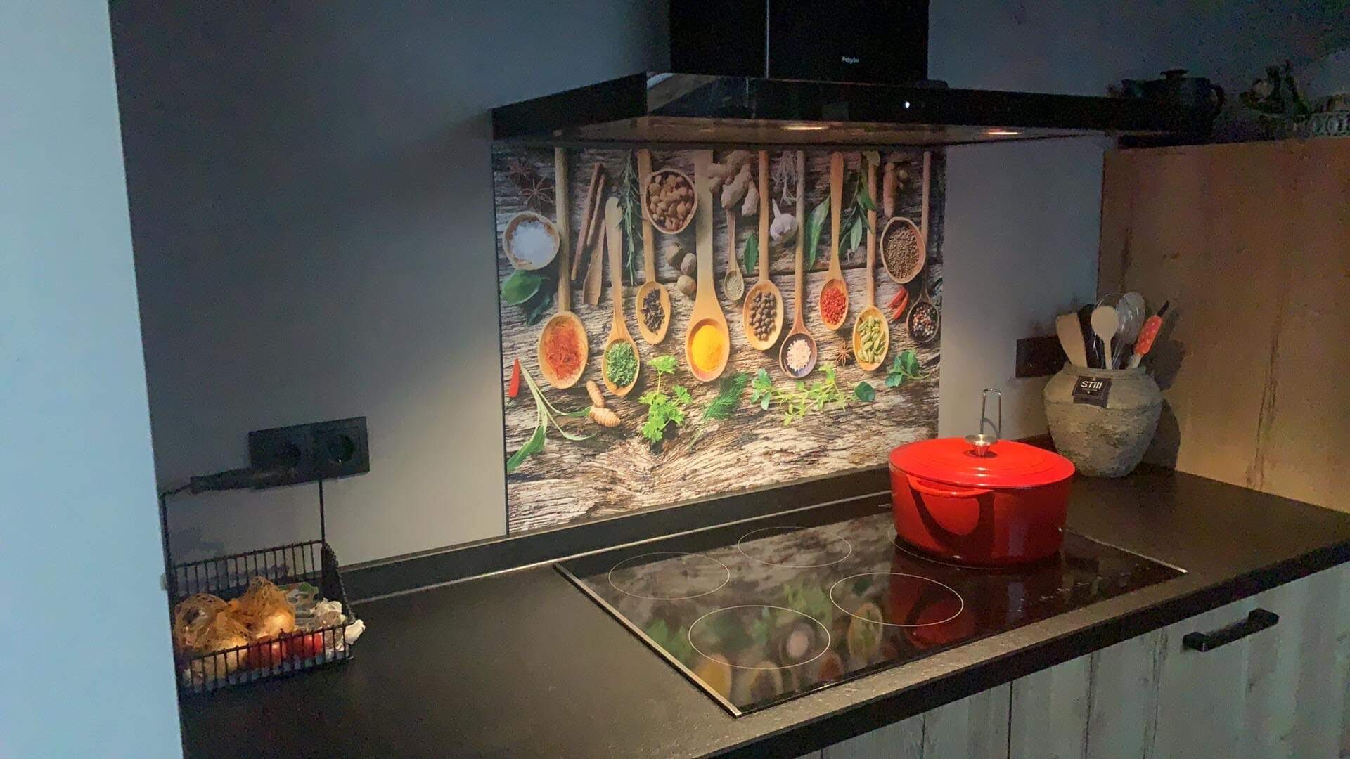 spatplaat met lepels en kruiden op hout