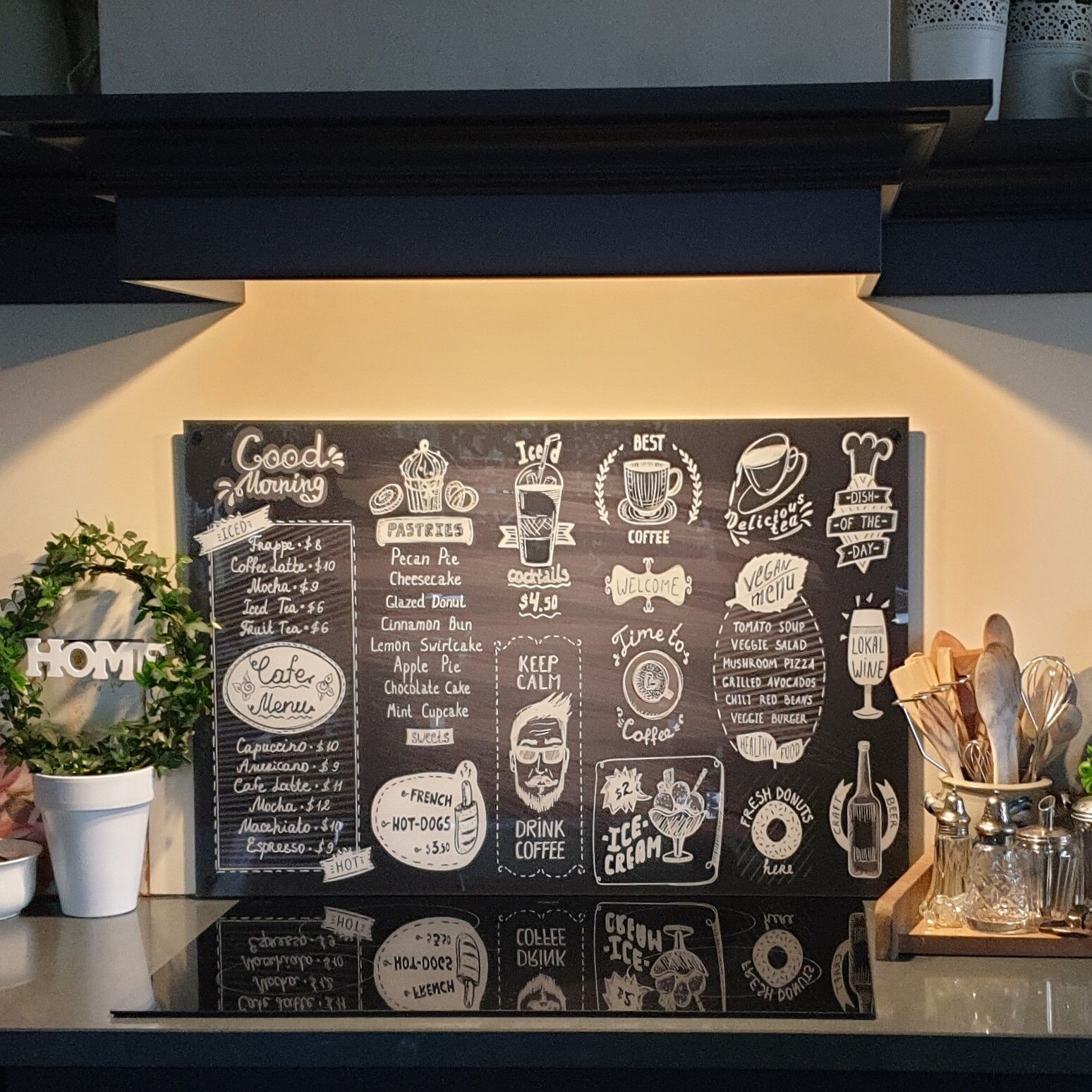 Kunstinjekeuken_keukenachterwand_spatscherm_ krijtbord en menu