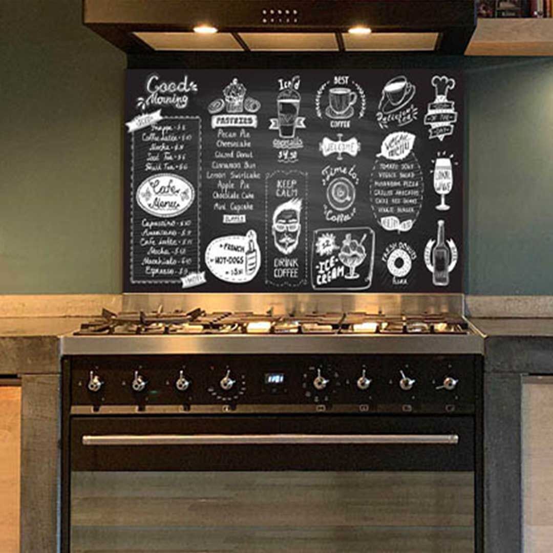 Spatscherm met krijtbord menu en hotdogs