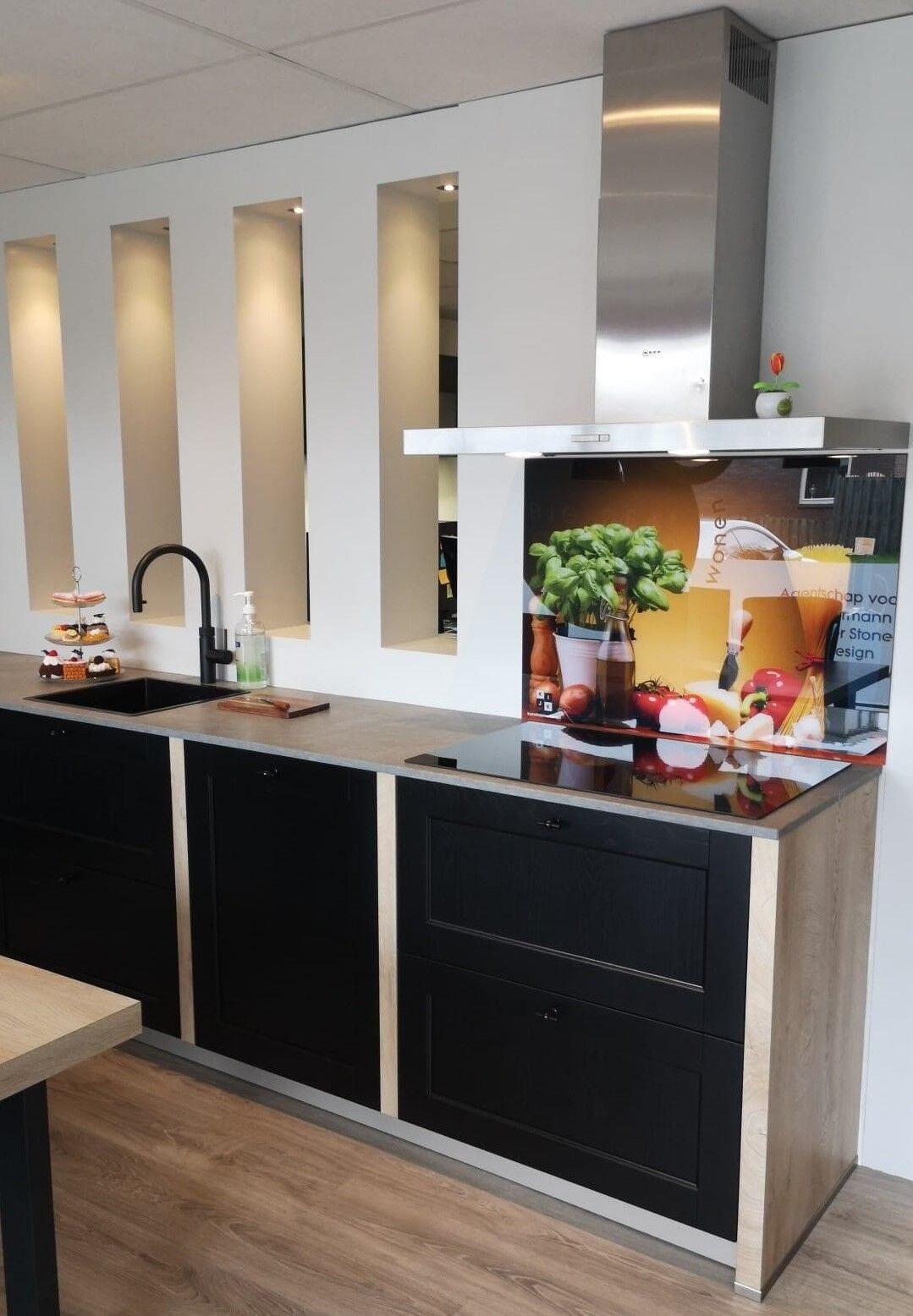 Spatsplaat met Italiaanse ingredienten in showroom Mijdrecht