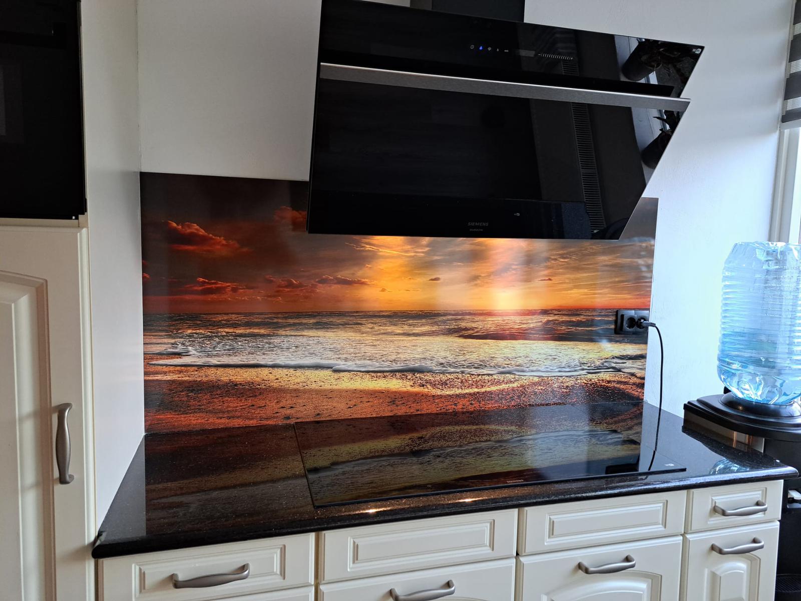 Keuken met gouden zonsondergang