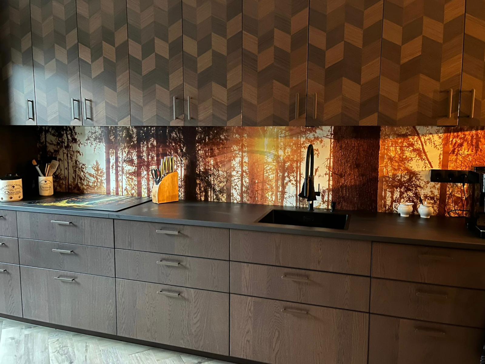 keukenachterwand_met_zon_in_bos