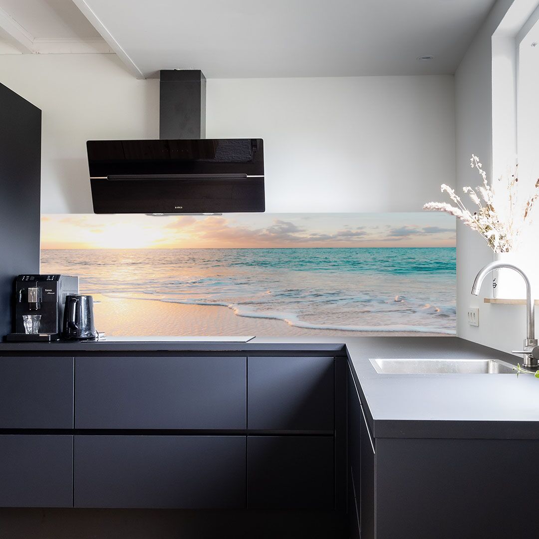 Spatwand zonsondergang en strand in zachte tinten