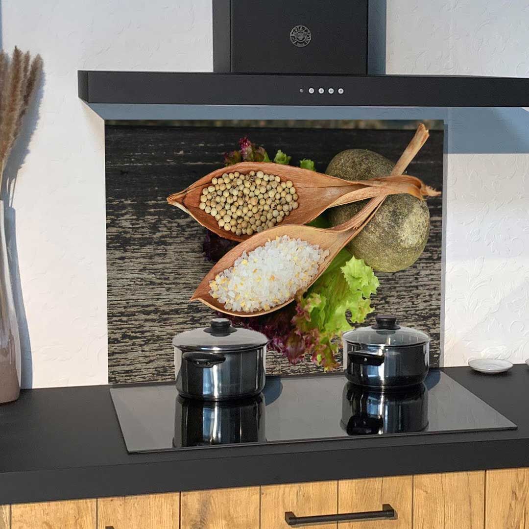 Kunstinjekeuken_keukenachterwand_spatscherm_bamboe lepels peper en zout