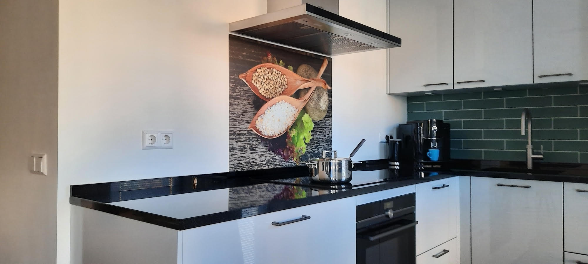 Kunstinjekeuken_keukenachterwand_spatscherm_Lepels met zout en peper Marna