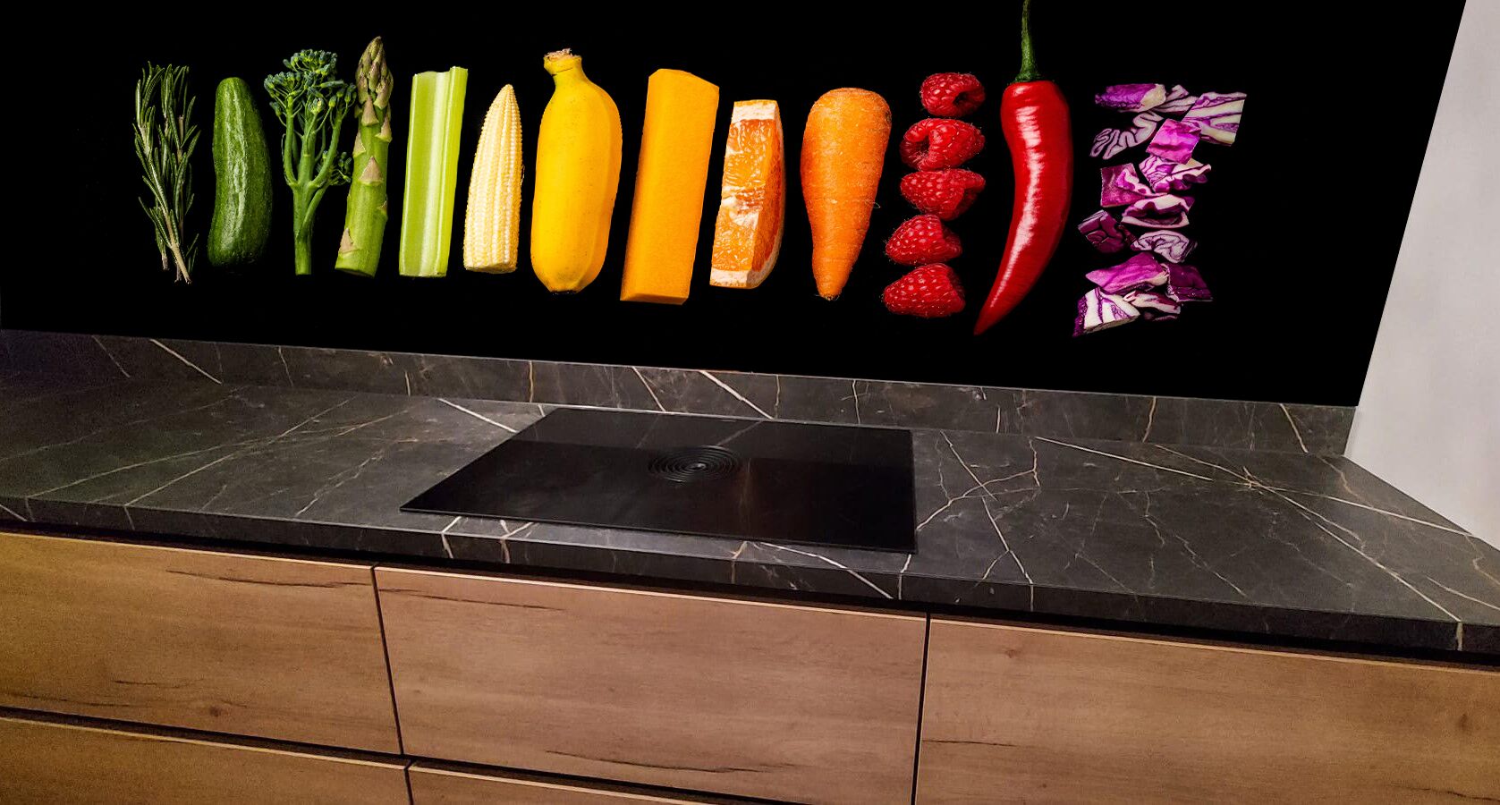 achterwand_keuken_met_groenten_op_kleur