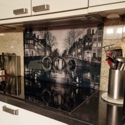 Kunstinjekeuken_keukenachterwand_spatscherm_Spatscherm keuken Amsterdam
