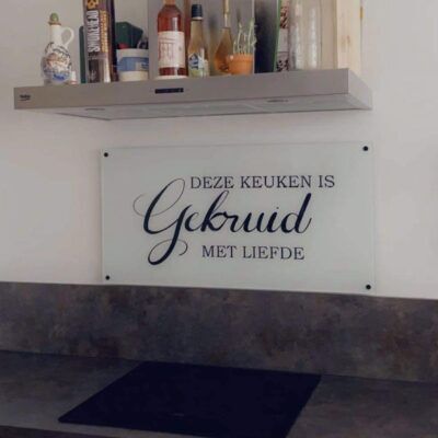 Keuken_spatscherm_Deze_Keuken_is_Gekruid_met_Liefde