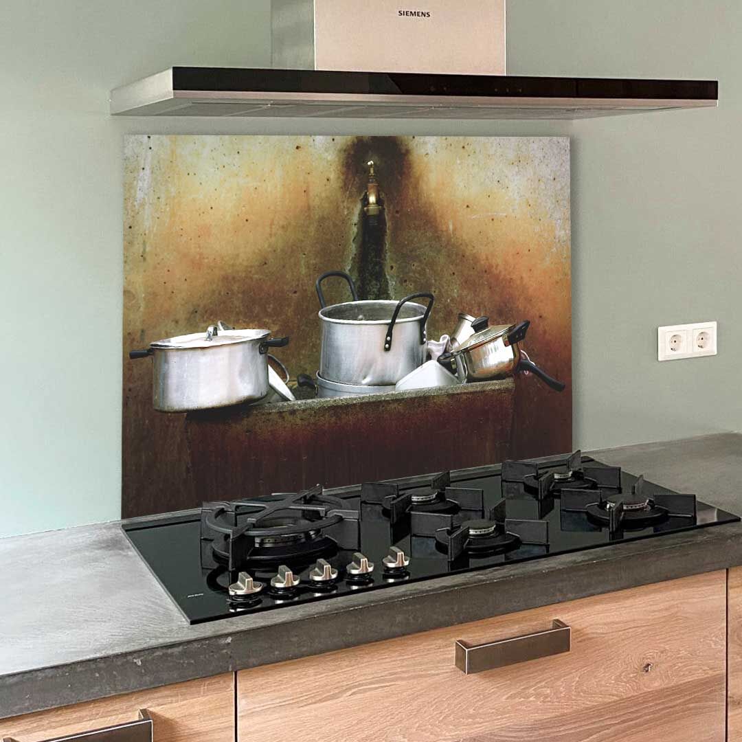 Backsplash met kraan en pannen