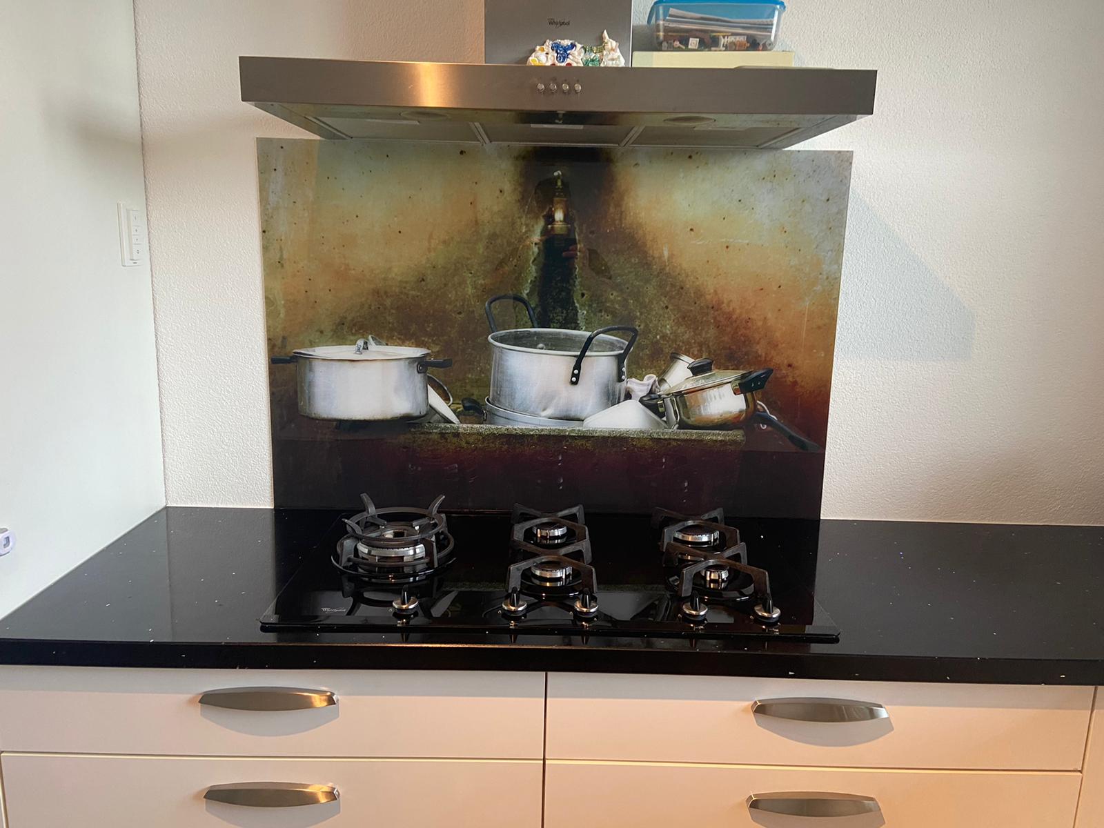 backsplash met pannen