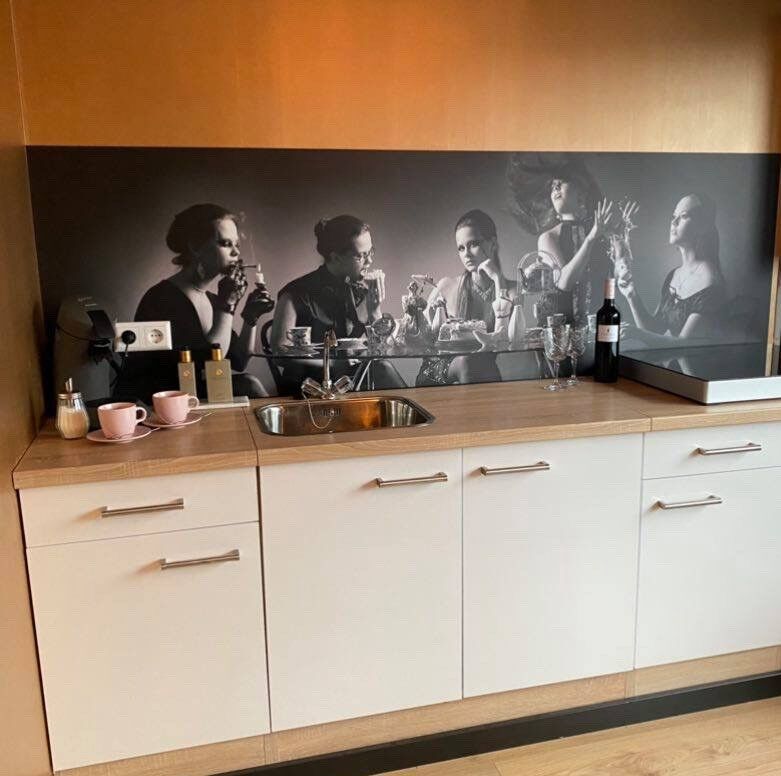 Foto zwart-wit spatwand Esther met vijf dames