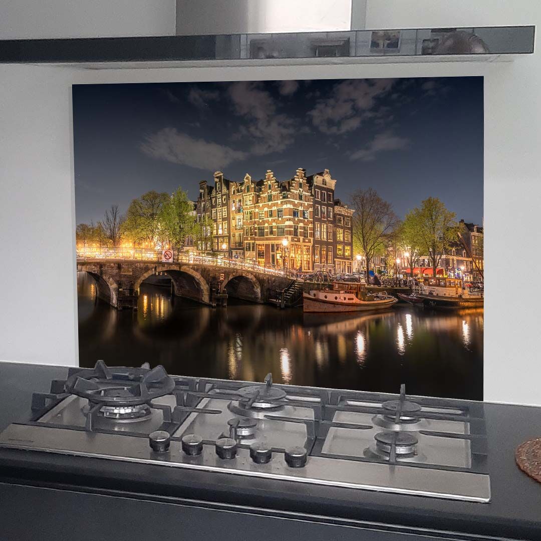 Kunstinjekeuken_keukenachterwand_spatscherm_Spatscherm Amsterdamse gracht in avond