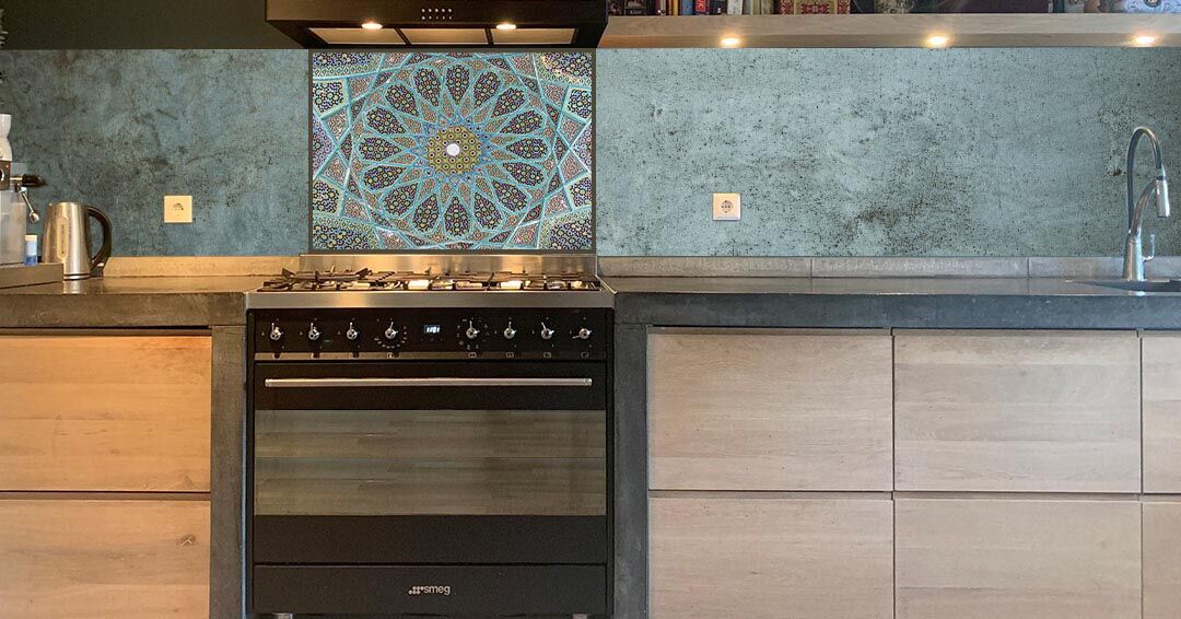 XL achterwand met Perzisch mozaïek op lichtblauw beton