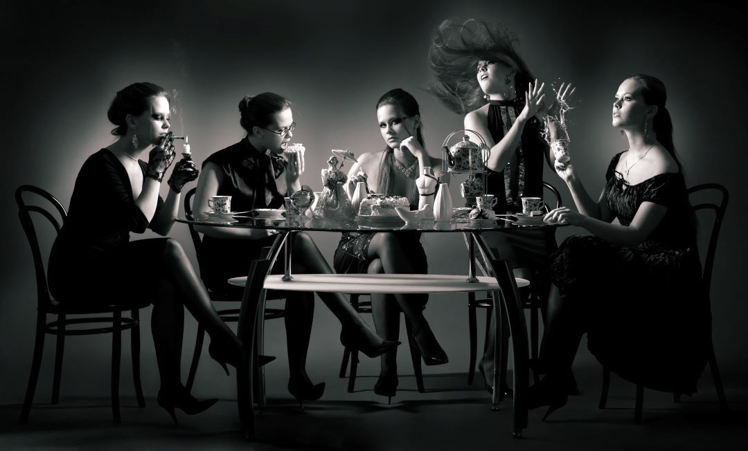 zwart-wit keukenachterwand met vijf dames aan tafel