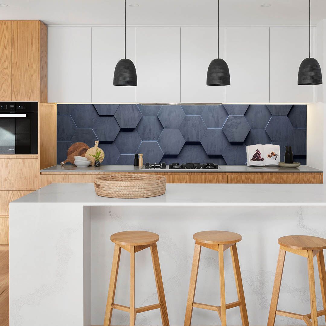 Kunstinjekeuken_keukenachterwand_spatscherm_Keukenwandpaneel met antraciet hexagons
