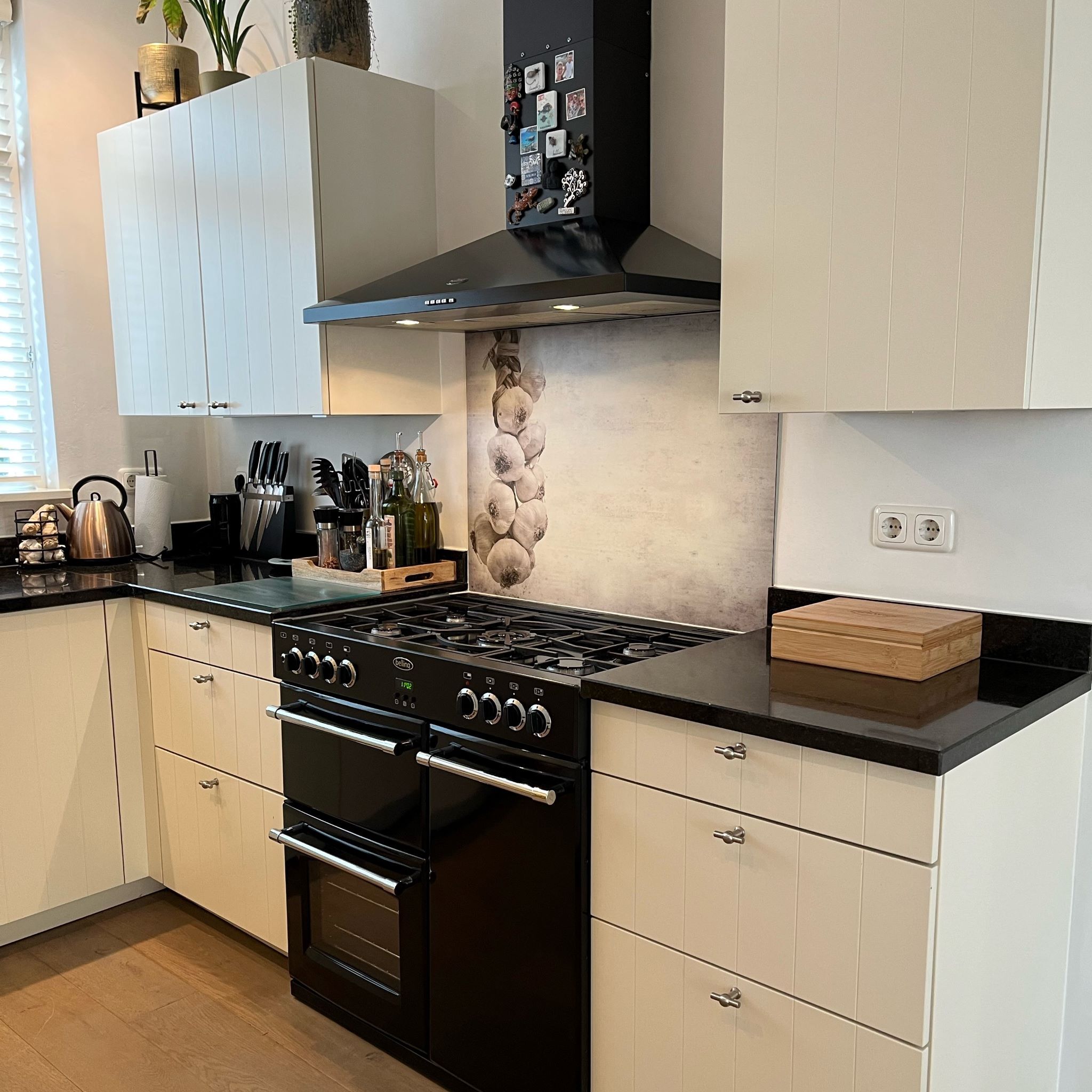 Kunstinjekeuken_keukenachterwand_spatscherm_knoflook