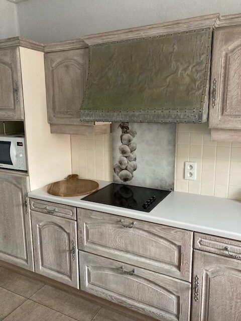 Kunstinjkeuken_keukenachterwand_spatscherm_knoflook