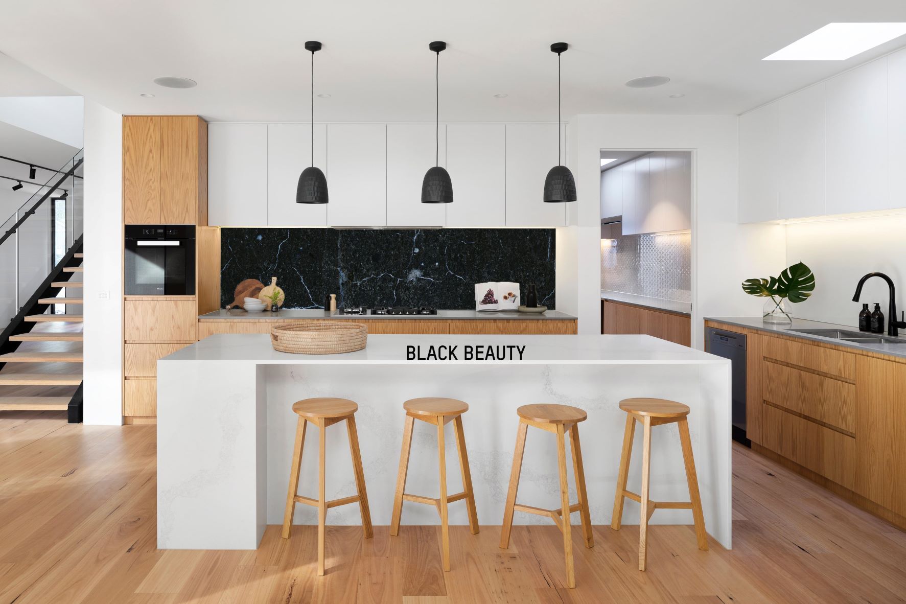 Kunstinjekeuken_keukenachterwand_spatscherm_marmer print zwart