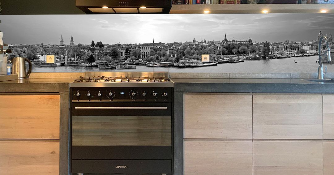 Keuken achterwand met Amsterdamse grachten in zwrt-wit